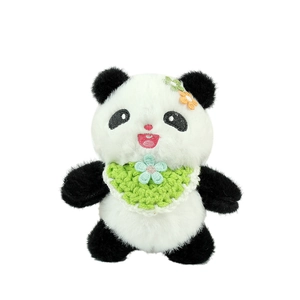 Süßer Panda-Plüschanhänger mit gehäkeltem Lätzchen und kleiner Blume auf weißem Grund