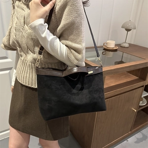 Grand sac cabas femme en daim avec anses en cuir marron porté à l'épaule