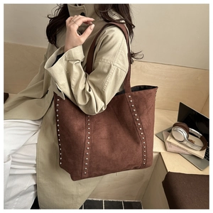 Détails du grand sac cabas en daim vintage avec rivets argentés et style rétro élégant