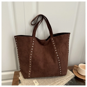Details der dunkelbraunen Wildleder-Tragetasche mit Vintage-Silbernieten und viel Platz