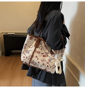 Grand sac cabas en toile à motifs graffiti avec bandoulières marron et porte-clés lapin