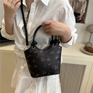 Elegante borsa a secchiello nera con stampa a ciliegie e tracolla rimovibile