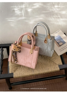 Détail de sacs à main en velours côtelé rose et gris avec charms nœud léopard