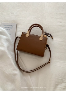 Sac à main rétro en cuir PU marron avec finitions dorées et détail de ruban latéral