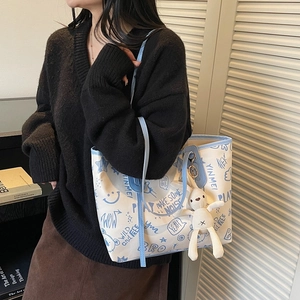 Sac fourre-tout graffiti avec imprimés bleus et pendentif lapin en peluche pour femme