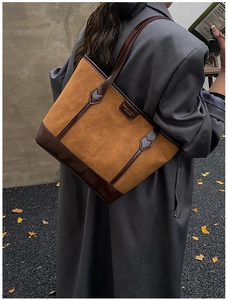 Détail du motif chat embossé sur le sac cabas vintage en similicuir kaki et marron