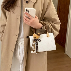 Sac à main blanc élégant avec poignées marron et pendentif peluche chaton mignon