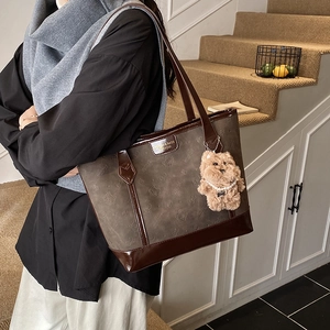 Grand sac cabas marron foncé en daim avec motifs de chat et pendentif ours en peluche