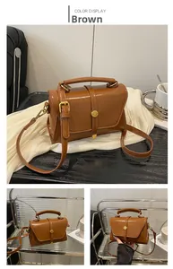 Dettaglio della borsa vintage marrone con fibbia dorata e tracolla regolabile