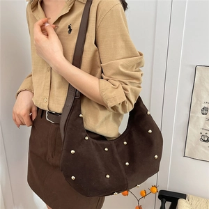 Braune Halbmond-Tasche aus Wildleder mit Goldnieten und Riemen für einen Vintage-Look