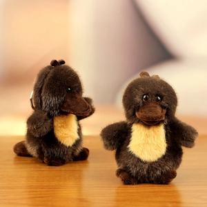 Porte-clés peluche ornithorynque mignon en marron et jaune sur table en bois