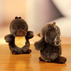 Gros plan d'un porte-clés peluche ornithorynque mignon avec anneau en métal argenté