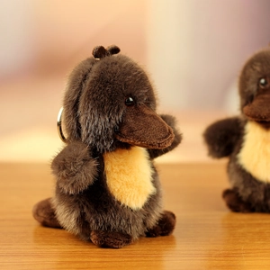 Gros plan du porte-clés peluche ornithorynque avec fourrure brune et anneau en métal