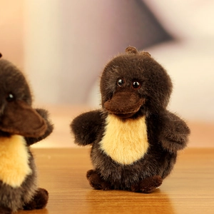 Détail d'un porte-clés peluche ornithorynque avec fourrure brune et poitrine jaune