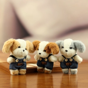 Drie schattige pluche puppy's in denim overalls met zachte pluizige textuur details