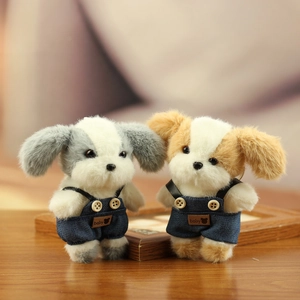 Detail van pluche puppy-hangers met denim overalls en schattige labels met een beertje