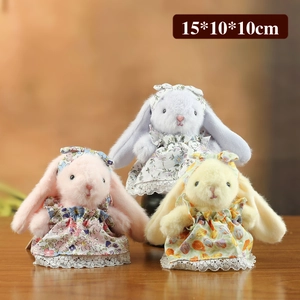 Trois peluches lapin aux oreilles longues avec robes à fleurs en couleurs macaron