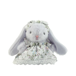 Peluche lapin à oreilles tombantes avec nœud et robe à fleurs violettes sur fond blanc