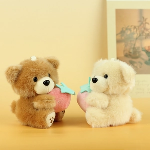 Dettaglio di orsetti di peluche marroni e beige con fragole e consistenza morbida