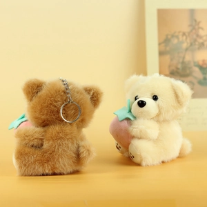 Simpatici orsetti di peluche marroni e beige con fragole per portachiavi da zaino