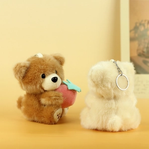 Portachiavi orsetto di peluche con fragola e vista posteriore del gancio in metallo