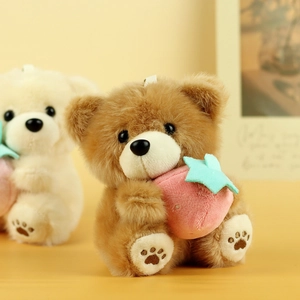 Dettaglio portachiavi orsetto di peluche con fragola e ricami sulle zampe
