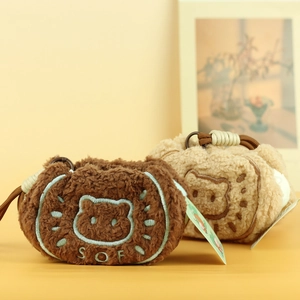 Detail der Teddy-Plüsch-Geldbörsen mit Bärenstickerei und weichen Kordeln für Taschen