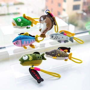 Set portachiavi pesci in peluche con corde intrecciate e targhette su espositore