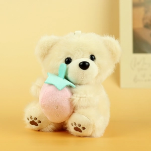 Portachiavi orsetto di peluche color crema con fragola, ciondolo morbido in stile cartoon