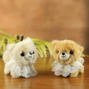 Süße Pomeranian-Plüschtier-Anhänger in Creme und Hellbraun mit eleganten Spitzenhalsbändern