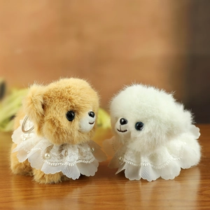 Detailaufnahme süßer Plüsch-Pomeranian-Anhänger mit Spitzenhalsband und Perlen
