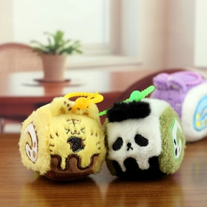 Primer plano de colgantes de peluche cuadrados con cadenas de colores para mochilas