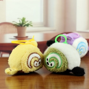 Vista detallada de los colgantes de peluche suizos con bordados y ganchos de plástico