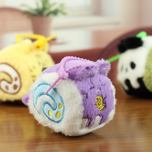 Primer plano del colgante de gato suizo de peluche morado con textura suave y cordón