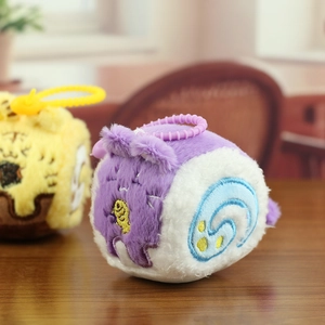 Detalle de colgantes de gato de peluche con bordado suave y ganchos de plástico de colores