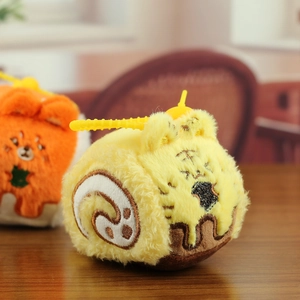 Vista de detalle del llavero peluche tigre rollo suizo con bordado sobre madera