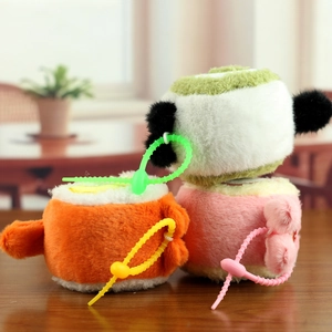 Detalle de peluches de pasteles enrollados con llaveros de colores en mesa de madera