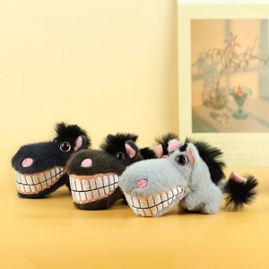 Détails des pendentifs de chevaux en peluche avec un sourire amusant et poil doux