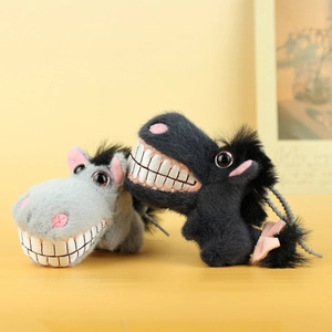 Gros plan de peluches de cheval amusantes avec de grandes dents et un poil doux