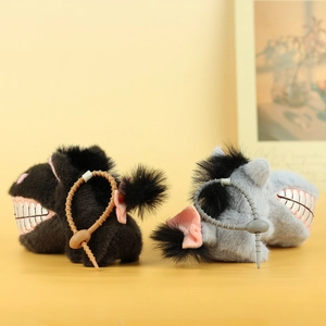 Porte-clés en peluche mignons avec de longs poils et sourire en noir et gris pour sacs