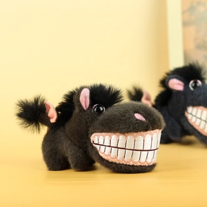 Détail d'un porte-clés âne en peluche amusant avec de grandes dents blanches
