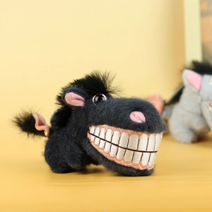 Détail d'une peluche âne noir avec de grandes dents blanches et une fourrure douce