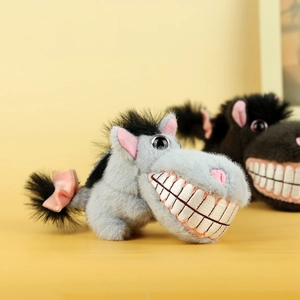 Gros plan d'un poney en peluche gris avec sourire amusant et nœud rose