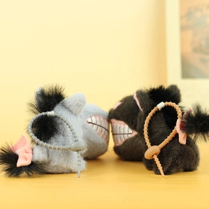 Détails de pendentifs cheval en peluche avec sourires drôles et texture douce