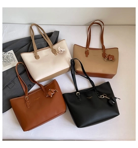 Detailweergave van de multi-compartiment shopper in vier kleuren met hangers