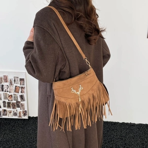 Sac sous les bras en daim marron avec longues franges et décoration tête de cerf
