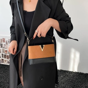 Umhängetasche aus gestepptem Wildleder und schwarzem Leder mit goldenem V-Logo