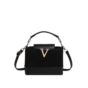 Minimalistische schwarze Tasche aus Wildleder und Leder mit goldener V-Metallschnalle