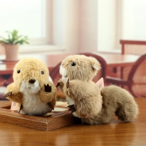 Pendentifs porte-clés écureuil en peluche douce exposés sur une table en bois rustique