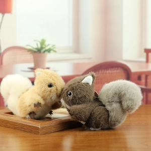 Détails de deux porte-clés peluches écureuils mignons en fourrure douce marron et café